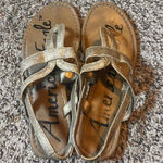 American Eagle Gold Glitter Strappy‎ Thong Sandals Flats Size 7 Photo 0