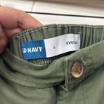 Old Navy  everyday chino olive green shorts size large Photo 1