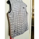 The North Face Mid Gray Women’s Thermoball Trekker Trek Puffer Vest NWT sz Small Photo 6