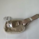 Lululemon NWT Everywhere Belt Bag Fleece Natural Ivory Trench, OS Photo 3