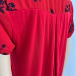 Tempted MEDIUM Red Floral Zipper V Neck Short Sleeve High Low Hem Blouse Top Photo 4