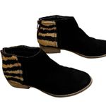 DV Dolce Vita Black Tiger Stripe Suede/Calf Hair Back Zip Ankle Booties Sz 8 Photo 3