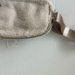 Lululemon NWT Everywhere Belt Bag Fleece Natural Ivory Trench, OS Photo 2