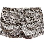 American Eagle OUTFIITERS black and white Aztec print shorts, excellent condition, size 0 2 front pockets & 2 back pockets Waist measures 15 inches side to side Photo 2