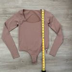 SKIMS  ESSENTIAL LONG SLEEVE SCOOP NECK BODYSUIT | TIGERS EYE Photo 1