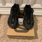 Yeezy Boost 700 Vanta Photo 0