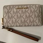 Michael Kors Logo Smartphone Wrislet Photo 0