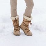 Skechers  suede snow boots with a faux fur trim and wraparound laces. 8US Photo 4