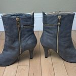 BELLINI Claudia Bootie Gray Suede Gold Zippers Booties Heels Size 8M Photo 4