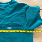 FIGS Women's Green V-Neck Short Sleeve Top Photo 7