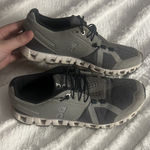 on cloud Running Shoes Photo 0