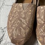 Toms  Women's Metallic Tan and Copper Gold Leaf Pattern slip on Flats size 5.5 Photo 11