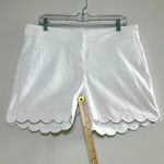 Isaac Mizrahi White Scalloped Hem Shorts Pockets Casual Summer Size 12 Photo 4