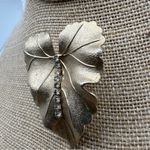 Vintage Brooch Pin Brushed Textured Gold Tone Leaf Crystal Rhinestones Judy Lee Photo 5