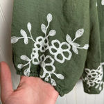 Kindred  green floral embroidered 3/4 sleeve blouse size petite medium D26 Photo 1