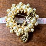 Brooch Pin Ivory Pearl Encrusted Wreath Gold Tone Photo 15