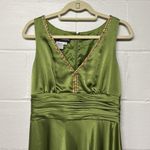 Donna Morgan Green Satin Gold Sequin Sleeveless Ruched V-Neck Midi Dress Photo 1