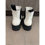 Cushionare Cushionaire Perry White/Black Platform Chelsea Lug Sole Ankle Boots Size 7.5 Photo 4
