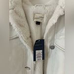 Universal Threads NWT  White Sherpa-Lined Denim Jacket Photo 3