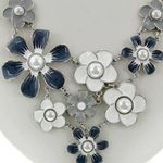 GRAY FLORAL STATEMENT NECKLACE & EARRING SET Photo 2