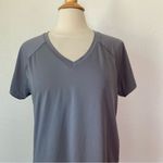 90 Degrees by Reflex Solid Grey Short Sleeve V-Neck Quick Dry Athletic Top Photo 3