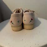 Clarks  Wallabee Boot Lace Up Chukkas In Taupe Floral Embroidery Size 8.5 Anthro Photo 7