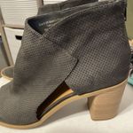 Abound  Womens Tan Perforated Back Zip Peep Toe Block Heel Ankle Booties Size 8 M Photo 3