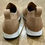 Onyx Women’s Comfort Sneaker Tan White Size 6.5 NWOT Photo 2