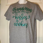 Gildan DEZ) Women's size Medium M tee Grandmas never run out of kisses Shirt tshirt‎ Photo 0