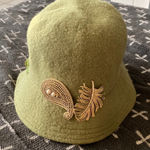 None Vintage green wool hat with gold brooches Photo 0