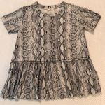 Entro Reptile Print Short Sleeve Tunic Top
Size Small Black & White Photo 3
