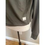 Vuori  Women's Daydream Crew shirt in the color Oregano or Moss Heather. X small Photo 1