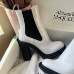 Alexander McQueen ❤️ tread heeled Chelsea boot in ivory/black Photo 3