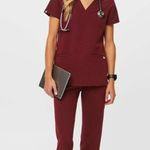 FIGS  Burgundy Casma Three-Pocket Scrub Top Size XS Photo 11