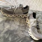 on cloud Running Shoes Photo 5