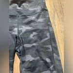 Athleta camo ultimate stash pocket 7” short small Photo 2