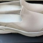 Skechers Like new: ultra go walk sneakers with air cooled arch fit. Photo 6