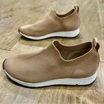 Onyx Women’s Comfort Sneaker Tan White Size 6.5 NWOT Photo 0