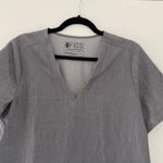 FIGS  Casma Three-Pocket Scrub Top Women’s Photo 1