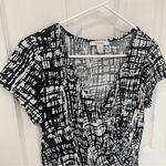 Dress Barn Abstract Black and White Faux Wrap V Neck Rousched Top Women’s Size M Photo 1