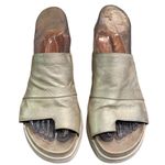 Gentle Souls  by Kenneth Cole Gold Gisele 65 Sporty Slide Shoes Womens Size 9 Photo 2