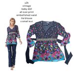 Bisou Bisou y2k vintage Baby doll all over print colorful embellished waist‎ tie blouse XS Photo 1