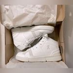 New in box On Cloud Women The Roger Clubhouse Mid White Sand Size 7 Photo 5