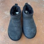 UGG  ultra mini black sz 5 women 
In great condition Photo 2