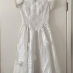 White vintage pearl floral laces silk rose decor with large bow on the back Photo 0