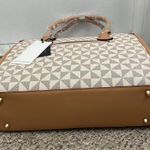 Vegan Leather Handbag With Wallet And Removable Strap. Photo 10