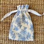 TRIANGL BLUE AND WHITE FLORAL TOILE LOOK DRAWSTRING POUCH Photo 2
