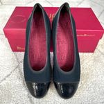 Munro Women's  Navy Henlee Patent Leather Cap Toe Flats sz 8.5 Photo 1