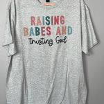 Gildan Womens  Graphic Tee “Rasing Babes and Trusting God” Size XL Photo 0