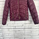 Steve Madden Quilted Puffer Jacket Women’s S Burgundy Hooded Zip Coat Gold Trim Photo 4